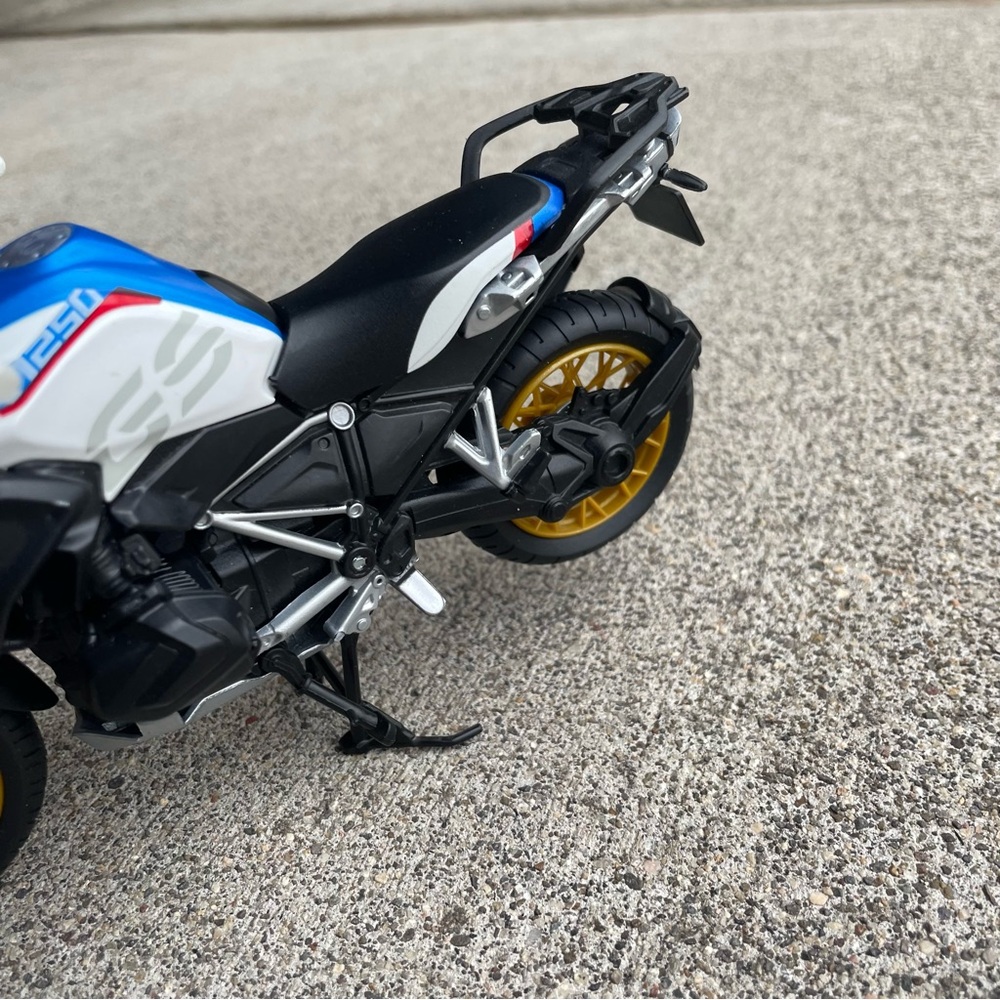 2019 BMW R1250 GS Diecast Motorcycle Model 1:12 Maisto - Picture 10 of 16